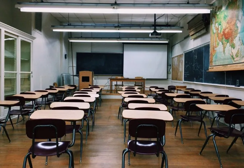 Proibição de Execução de Vídeos, Músicas e Coreografias com Conteúdos Inadequados nas Escolas