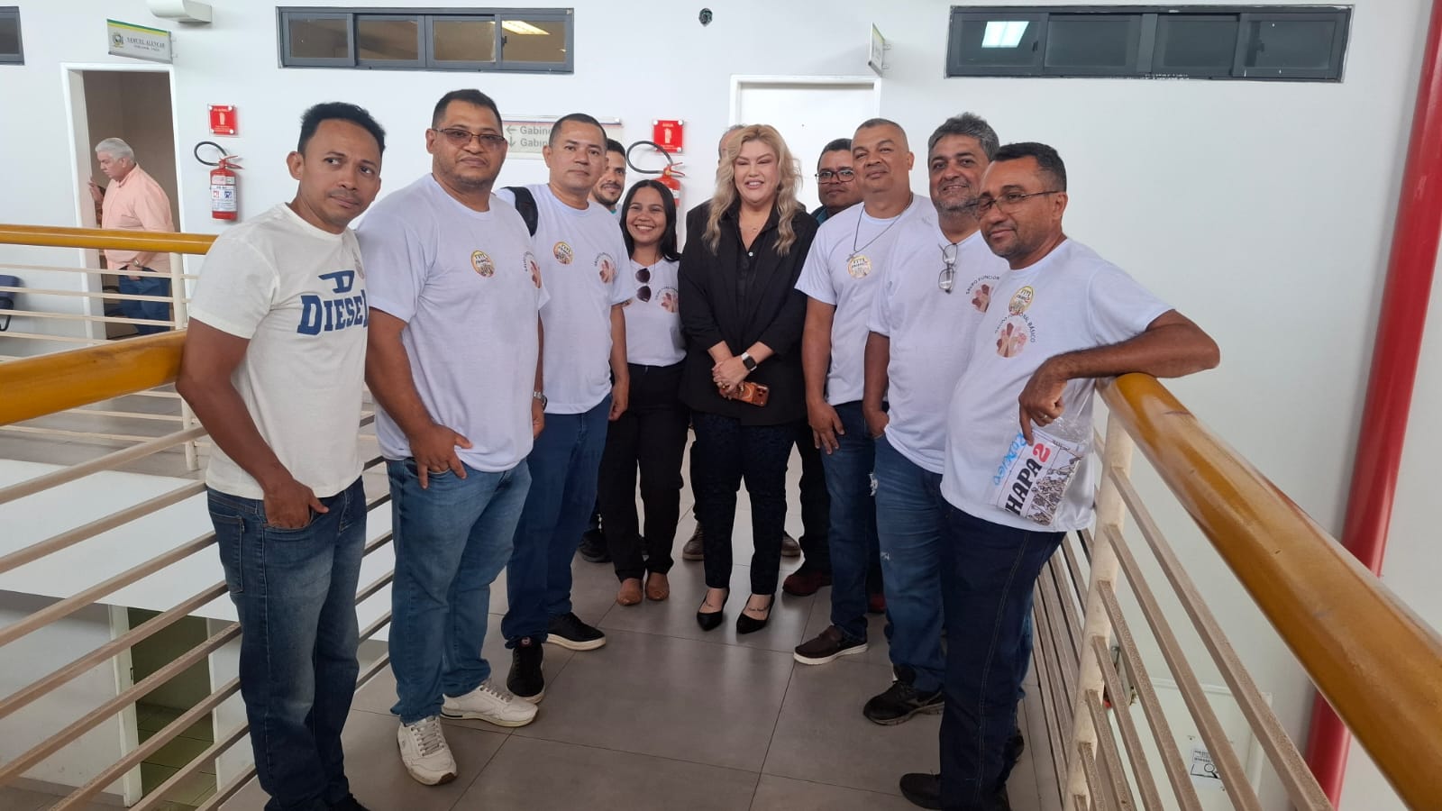 Após a aprovação, Samantha recebeu agradecimentos e abraços dos servidores presentes no plenário.